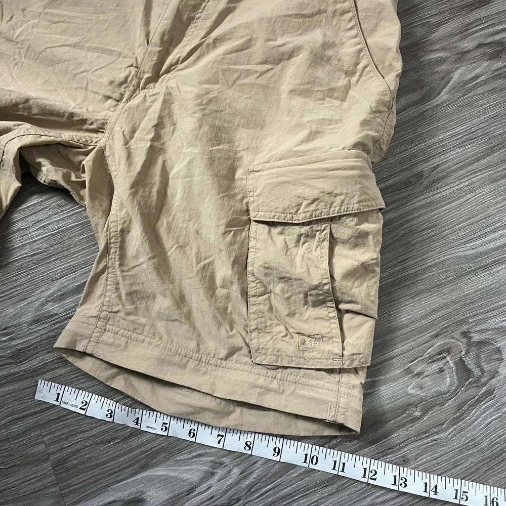 REI Sahara Mens Cargo Shorts Tan Khaki Nylon Hiking Outdoor Size Medium 30L